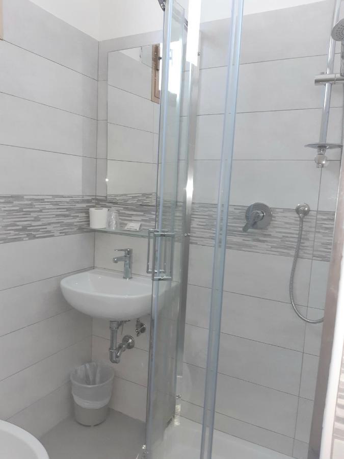 Single Room Private Bathroom,1263524659:JPEG